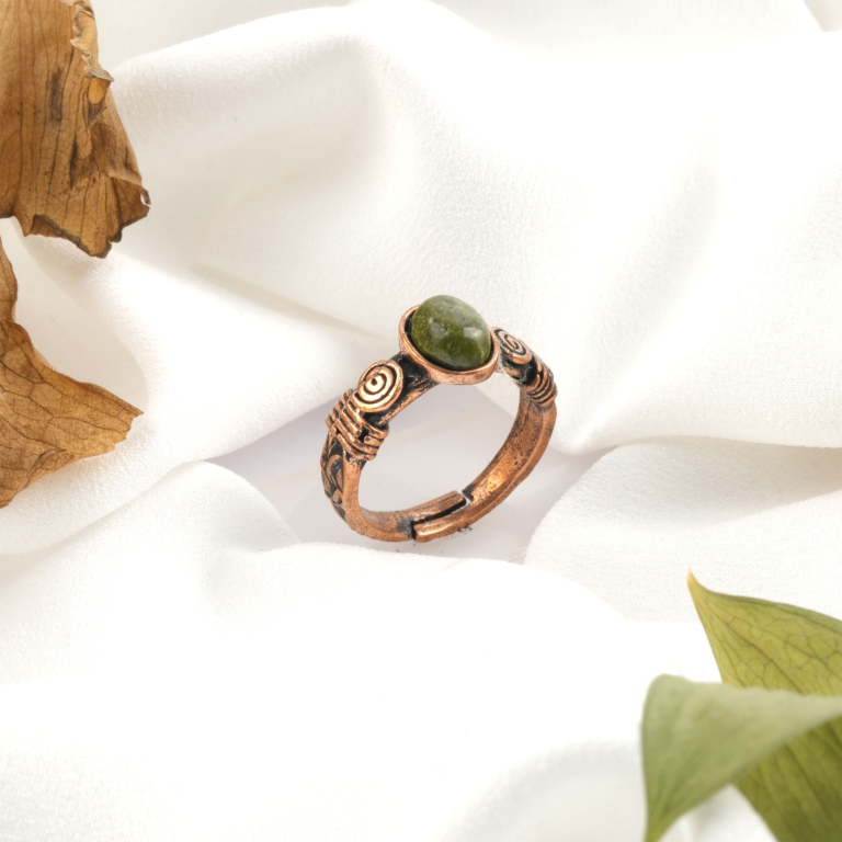 Unakit doğal taş bakır yüzük, bakırın enerji iletkenliğiyle unakit taşının yeşil–pembe dengeli yapısını bir araya getirir; estetik duruşu ve uyumlu frekansıyla toptan doğal taş yüzük arayanlar için güçlü ve zarif bir takıdır.