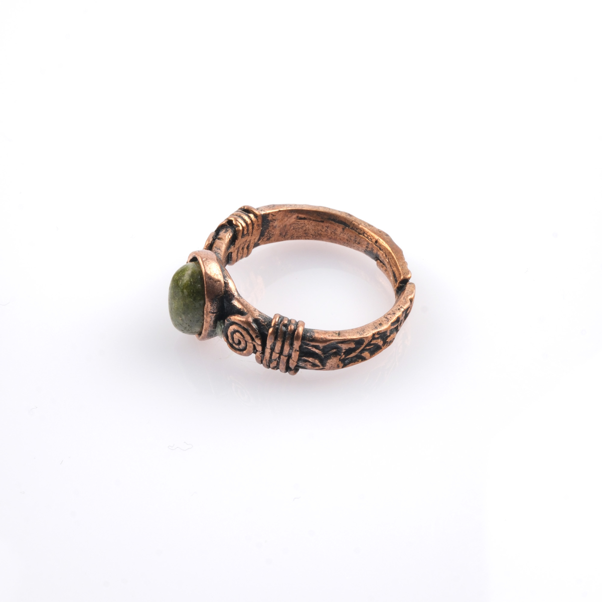 Unakit doğal taş bakır yüzük, bakırın enerji iletkenliğiyle unakit taşının yeşil–pembe dengeli yapısını bir araya getirir; estetik duruşu ve uyumlu frekansıyla toptan doğal taş yüzük arayanlar için güçlü ve zarif bir takıdır.