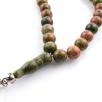 Toptan doğal taş unakit tesbih, pembe ve yeşil tonların dengesiyle sakinleştirici enerji sunan, manevi kullanım için ideal doğal taş tesbih