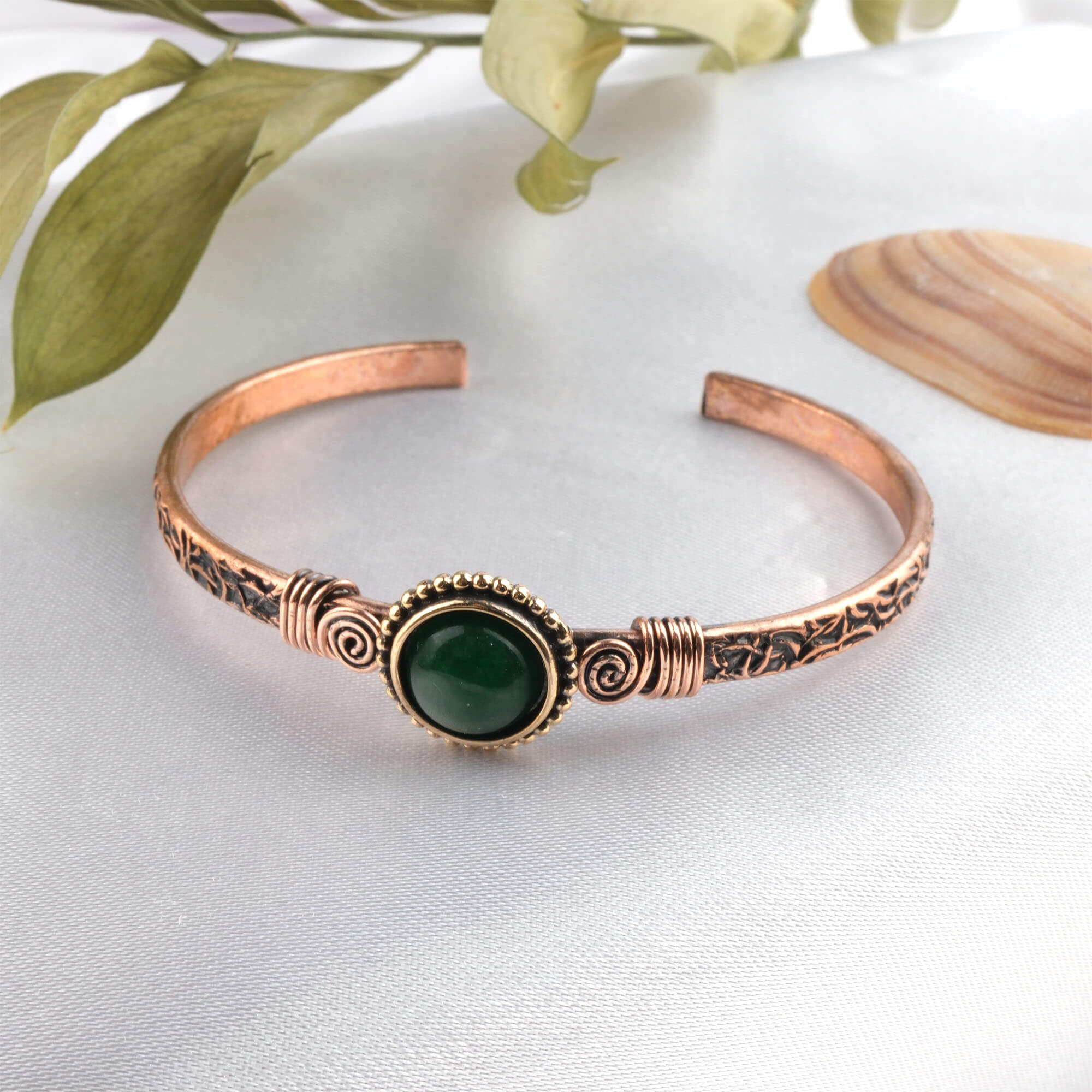 toptan doğal taş bileklik yeşil akik taşı bakır bileklik, yeşil akik taşının dengeleyici ve yenileyici enerjisi ile bakırın güçlü iletken yapısını bir araya getiren doğal ve güçlü tasarım takı