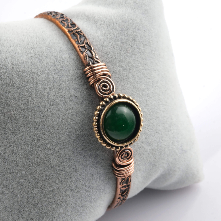 toptan doğal taş bileklik yeşil akik taşı bakır bileklik, yeşil akik taşının dengeleyici ve yenileyici enerjisi ile bakırın güçlü iletken yapısını bir araya getiren doğal ve güçlü tasarım takı