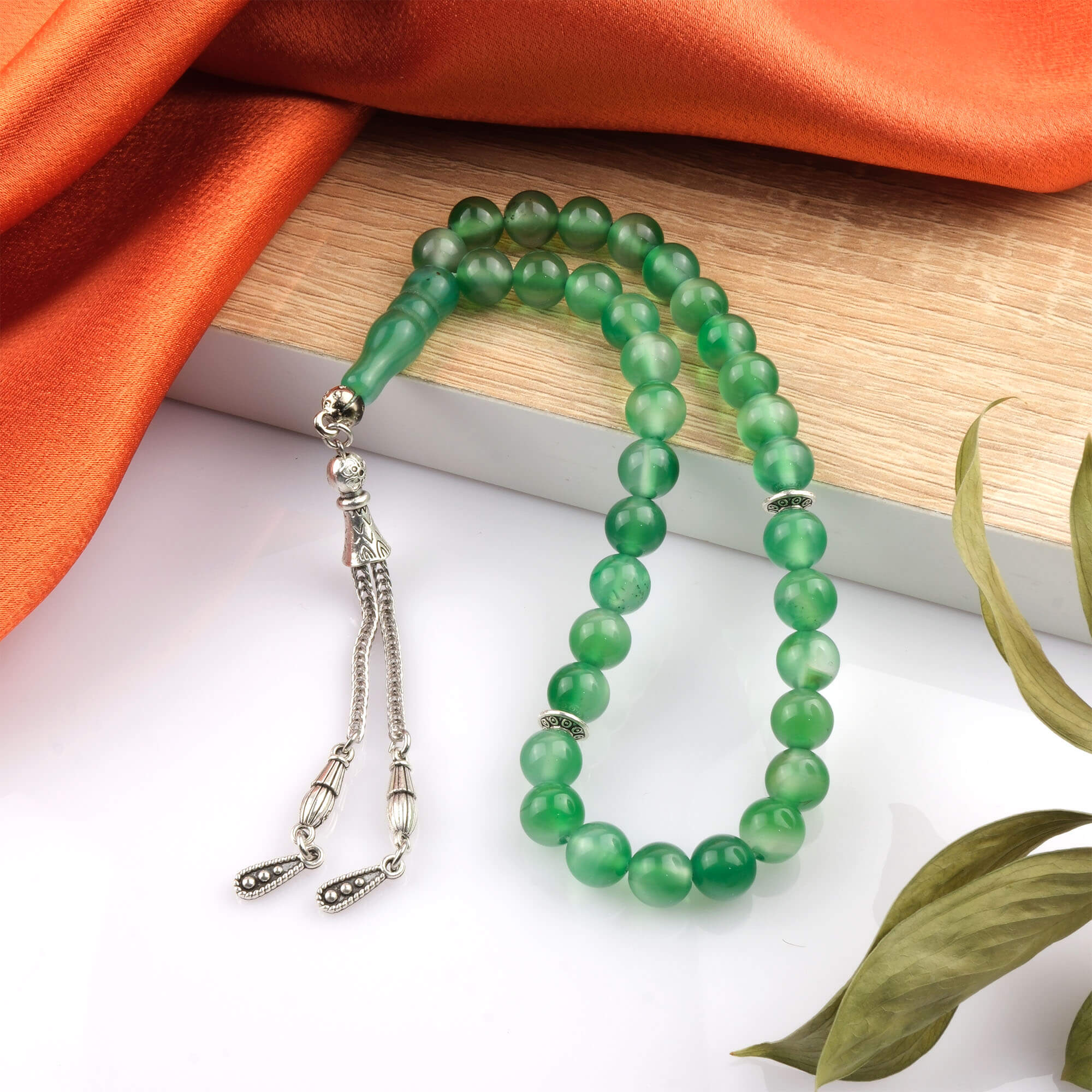 Toptan doğal taş yeşil akik tesbih, doğal yeşil tonlarıyla denge ve huzur enerjisi sunan, manevi kullanım ve koleksiyon için ideal doğal taş tesbih