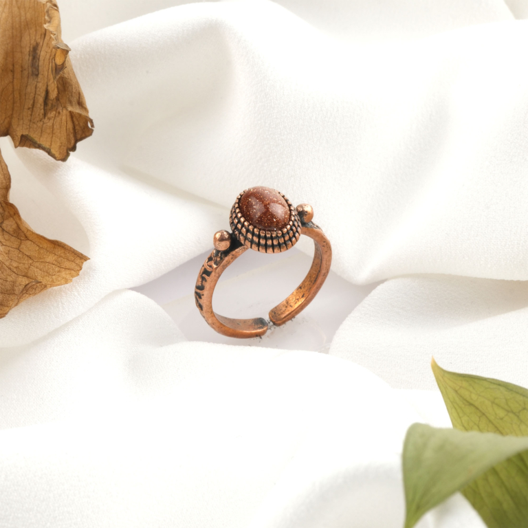 Yıldız taşı doğal taş bakır yüzük, bakırın enerji iletkenliği ve sıcak estetik yapısıyla yıldız taşı yüzeyindeki gümüşi ışıltıları bir araya getirir; yüzük formundaki bu özel tasarım, dengeli frekansı ve şık duruşuyla toptan doğal taş yüzük arayanlar için güçlü bir takı seçeneğidir.