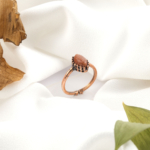 Yıldız taşı doğal taş bakır yüzük, bakırın enerji iletkenliğiyle yıldız taşının koyu zemin üzerindeki ışık yansımalarını birleştirir; estetik duruşu ve dengeli frekansıyla toptan doğal taş yüzük arayanlar için güçlü ve şık bir yüzük modelidir.