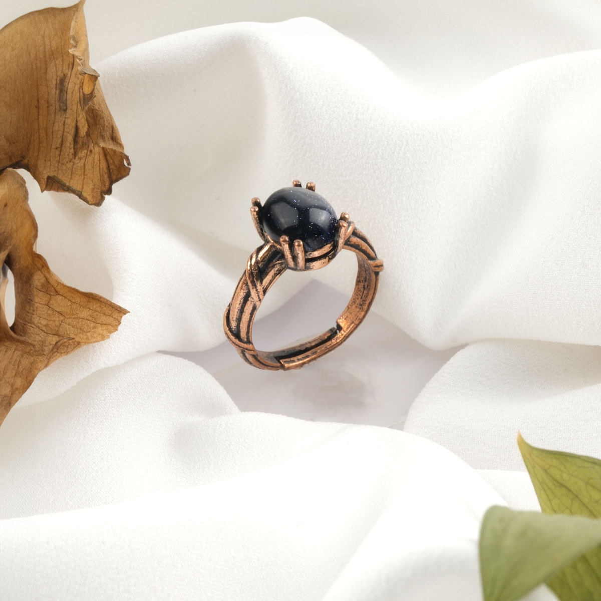 Yıldız taşı doğal taş bakır yüzük, bakırın yüksek enerji iletkenliği ve sıcak estetik yapısıyla yıldız taşı yüzeyindeki ışıltılı yansımaları bir araya getirir; yüzük formundaki bu dikkat çekici tasarım, enerjiyi dengeleyen etkisi ve modern şıklığıyla toptan doğal taş yüzük arayanlar için güçlü bir seçenektir.