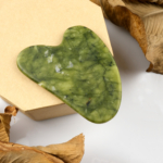 doğal taş gua sha yeşim taşı kalp form yüz masajı cilt bakım ürünü toptan satış