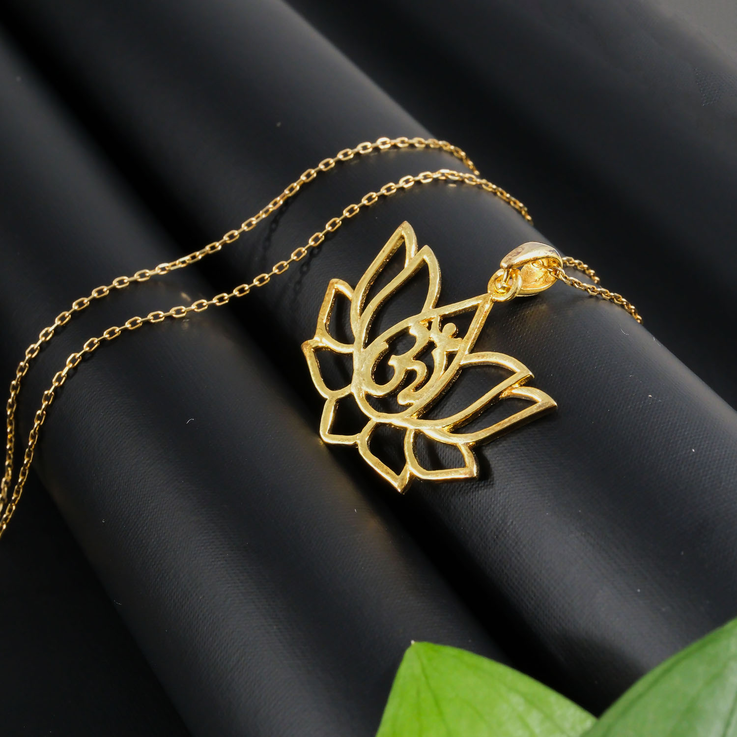 4-0-5.jpg Reiki Om Sembollü Lotus Çiçeği Gold Gümüş Bayan Kolye - Görsel 1
