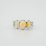 925er Sterlingsilber Damenring mit drei ovalen originalen Opal-Natursteinen in schillernden Farben.