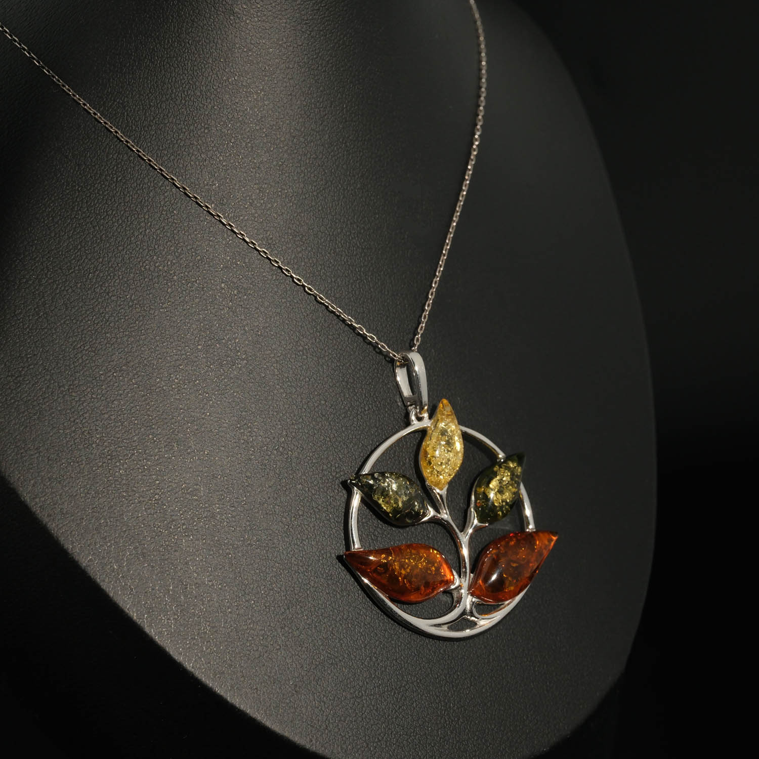 Collier circulaire pour femme en argent 925 avec pierres naturelles d'ambre original en forme de feuille de différentes couleurs.