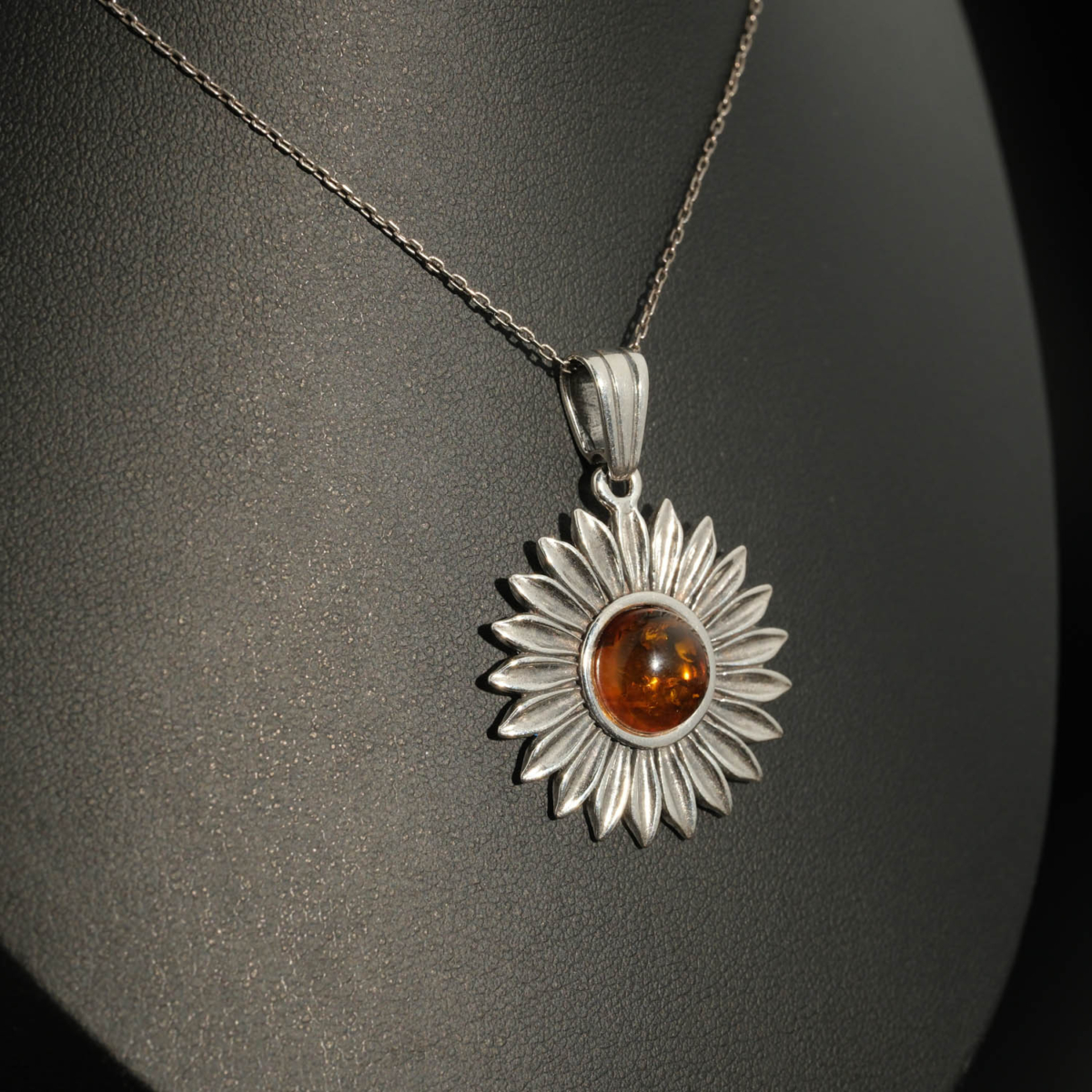 925 zilveren damesketting ontworpen met originele barnsteen en zonnebloemmotief.
