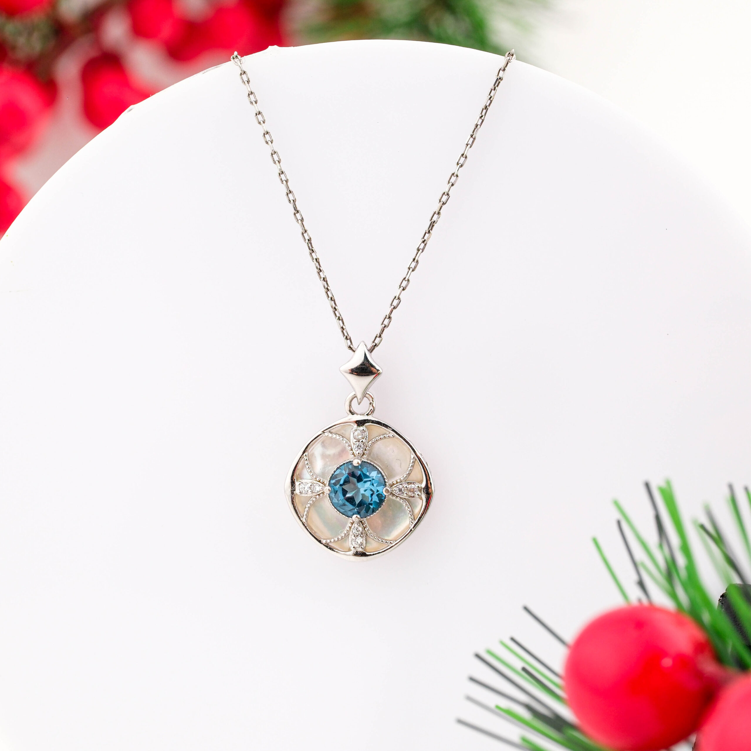 konya-dogaltas-evi-orijinal-blue-topaz-sedef-ve-swarovski-tasi-925-ayar-gumus-tasarimli-bayan-kolye-scaled-1.jpg Orijinal Blue Topaz, Sedef ve Swarovski Taşı 925 Ayar Gümüş Tasarımlı Bayan Kolye - Görsel 1