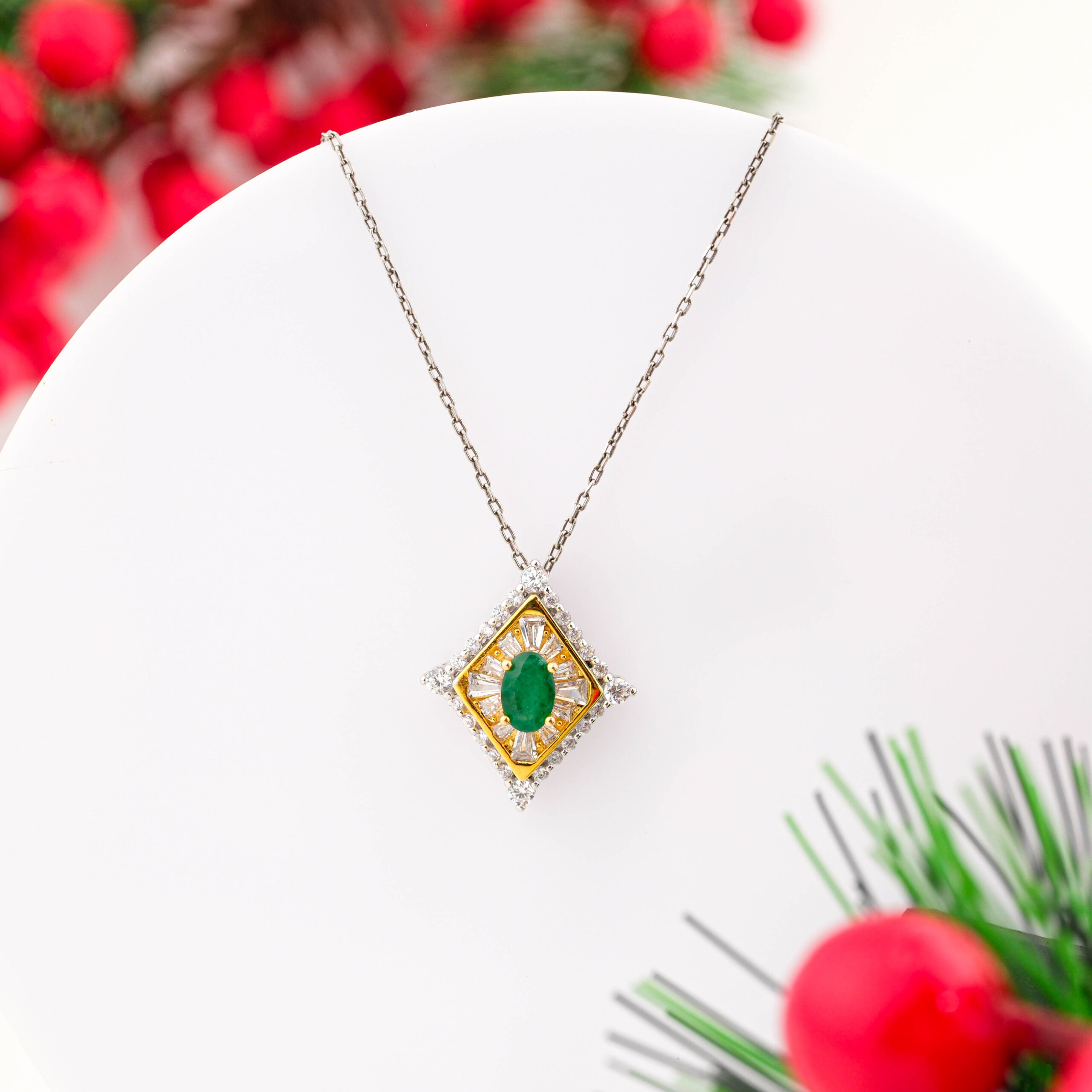 konya-dogaltas-evi-orijinal-zambiya-zumrut-ve-swarovski-tasi-925-ayar-gumus-tasarimli-bayan-kolye-scaled-1.jpg Orijinal Zambiya Zümrüt ve Swarovski Taşı 925 Ayar Gümüş Tasarımlı Bayan Kolye - Görsel 1