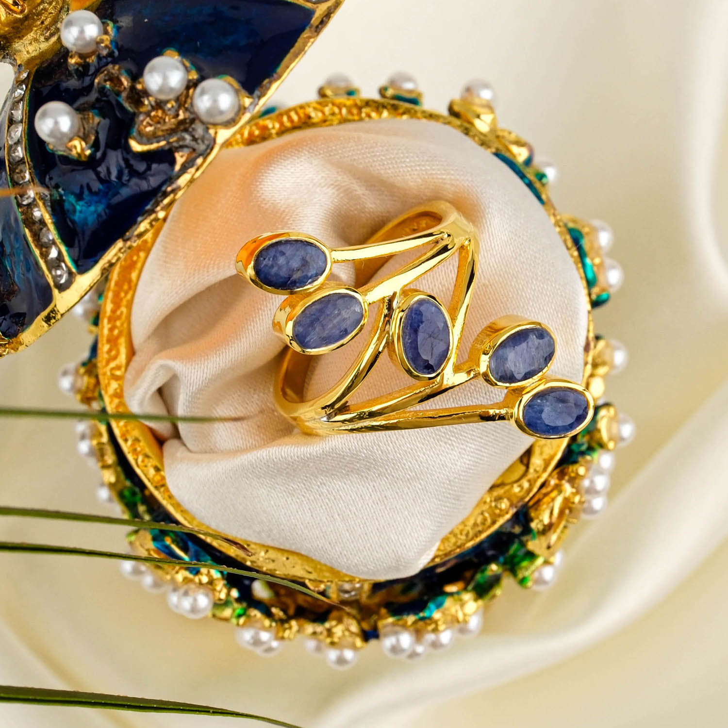 konya-dogaltas-evi-safir-tasi-gold-kaplama-925-ayar-gumus-tasarim-bayan-yuzuk.jpg Safir Taşı 925 Ayar Gümüş Tasarım Gold Kaplama Kadın Yüzük - Görsel 1