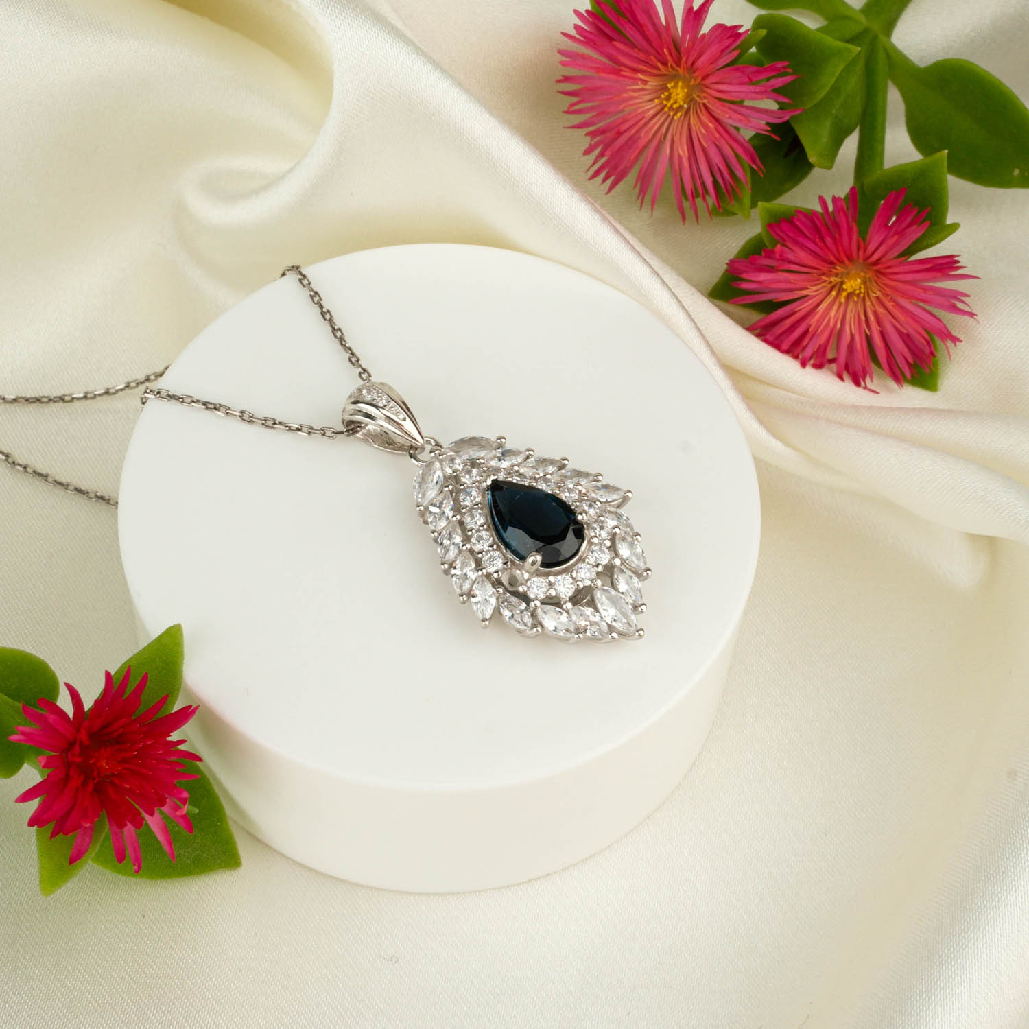 konya-dogaltas-evi-topaz-kolye-12-0.jpg London Blue Topaz Doğal Taş Gümüş Kolye - Görsel 1