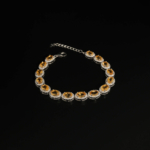 Bracelet pour femme en argent 925 conçu avec des pierres naturelles de citrine originale de taille ovale et détails scintillants.