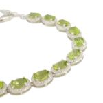Bracelet pour femme en argent 925 conçu avec des pierres naturelles de péridot originale de taille ovale et détails scintillants.