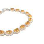 Bracelet pour femme en argent 925 conçu avec des pierres naturelles de citrine de taille ovale et détails scintillants.