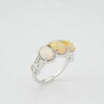 Bague pour femme en argent 925 avec trois pierres naturelles d'opale originale de taille ovale aux couleurs irisées.