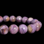 Flexibles Natursteinarmband aus runden, glatten, lila gemaserten Charoit-Perlen in 5A+ Qualitaet.