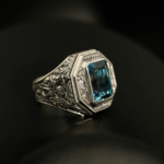 Anello da uomo in argento 925 con una pietra naturale di topazio blu originale con taglio a faccette rettangolare e incisioni fatte a mano.
