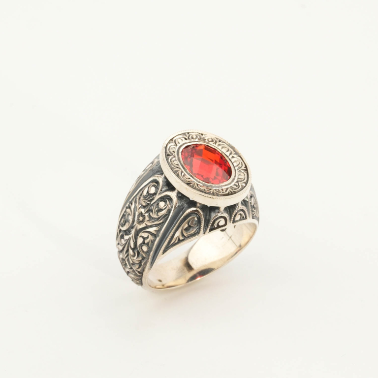 Anello da uomo in argento 925 con una pietra naturale di citrino originale con taglio a faccette in toni rossi ardenti e motivi dettagliati fatti a mano.