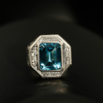Anillo de hombre de plata 925 con una piedra natural de topacio azul original de talla faceta rectangular y grabados hechos a mano.