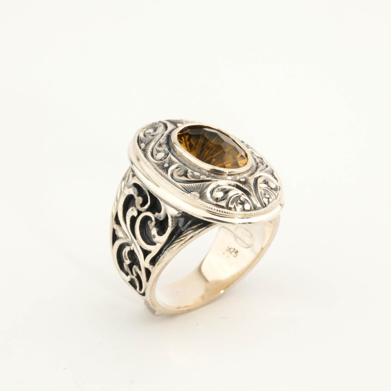 Herrenring aus 925er Sterlingsilber mit einem speziell geschliffenen originalen Citrin Naturstein und detaillierten handgefertigten Motiven.