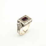Bague pour homme en argent 925 ornée d'une pierre naturelle de grenat original de taille facette rectangulaire dans un cadre carré avec des motifs floraux faits à la main.