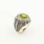 Bague pour homme en argent 925 ornée d'une pierre naturelle de péridot original de taille facette octogonale ve gravures faites à la main.