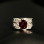 Bague design en argent 925 ornée d'une tourmaline rubellite ovale originale et de diamants.