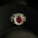 Anillo de hombre de plata 925 con una piedra natural de citrino original de corte faceta en tonos rojos ardientes y motivos detallados hechos a mano.