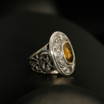 Anello da uomo in argento 925 con una pietra naturale di citrino originale con taglio speciale e motivi dettagliati fatti a mano.