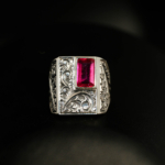 Bague pour homme en argent 925 ornée d'une pierre naturelle de rubis original de taille facette rectangulaire dans un cadre rectangulaire avec des motifs floraux faits à la main. خا