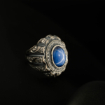 Herrenring aus 925er Sterlingsilber mit einem ovalen, im Cabochonschliff gehaltenen originalen Sternsaphir-Naturstein und meisterhaft gravierter Einfassung. 5. Yoast - Focus Keyphrase