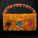 Lussuosa borsa in pietra naturale realizzata a mano con circa 2000 pietre di agata del Madagascar multicolori originali taglio sfaccettato da 8 mm.
