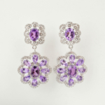 Orecchini di design di lusso in argento sterling 925 con pietre di ametista viola naturale a taglio sfaccettato in forma di fiore.