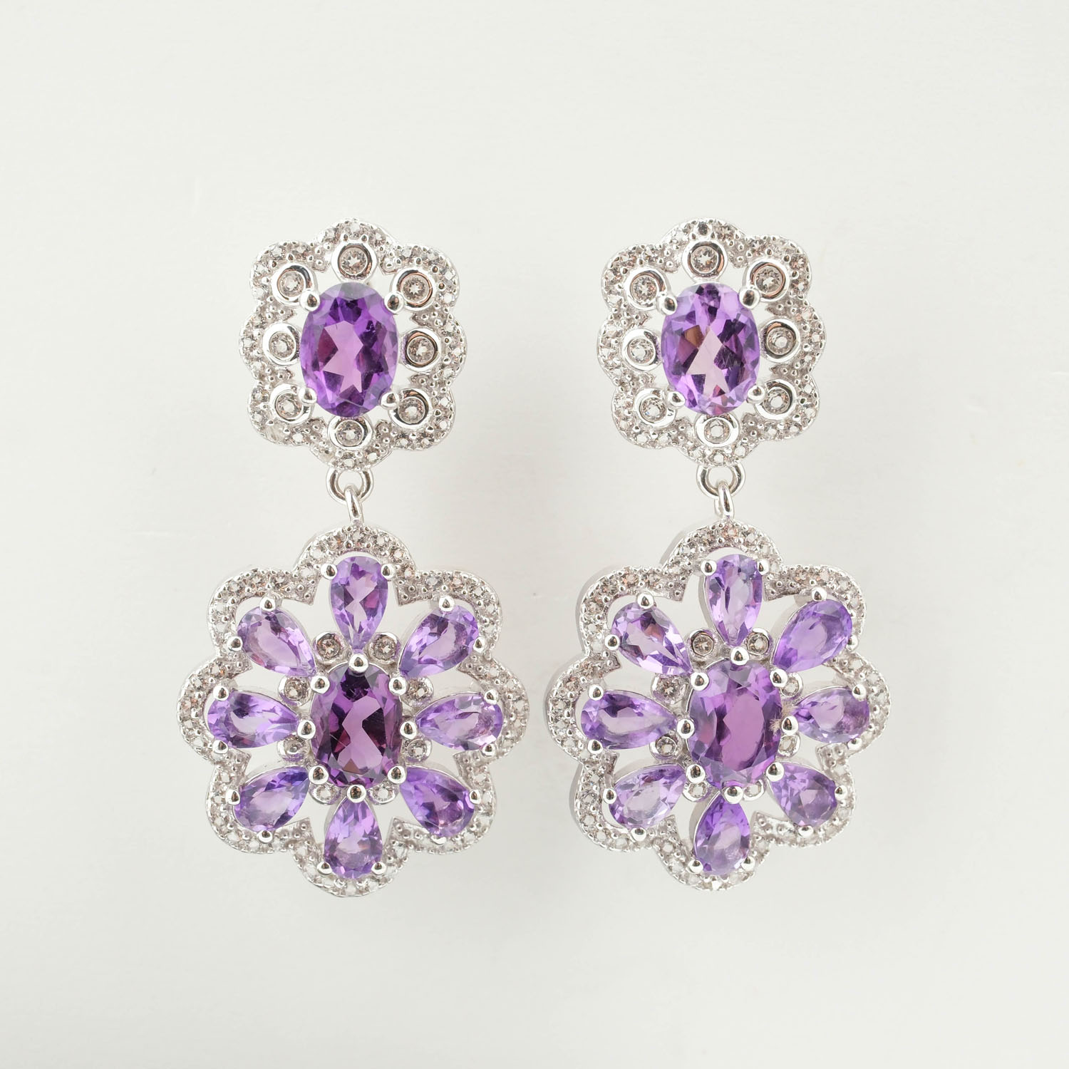 Orecchini di design di lusso in argento sterling 925 con pietre di ametista viola naturale a taglio sfaccettato in forma di fiore.