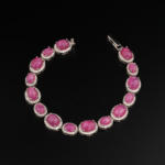 Bracciale lussuoso in argento sterling 925 da donna con rubini rosso-rosa taglio cabochon racchiusi in cornici ovali di zirconi, mostrato in 1.jpg.