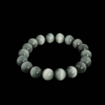 Bracciale flessibile in pietra naturale realizzato con perle rotonde e lisce di occhio di gatto grigio.