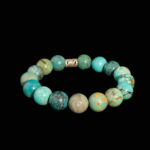 Bracciale flessibile in pietra naturale realizzato con grandi perle rotonde di turchese venato con un distanziatore argentato.