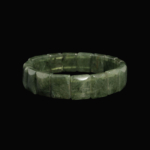 Flexibles Unisex-Armband im Rolex-Schliff aus originalem grünem Rutilquarz-Naturstein mit dunklen Nadeleinschlüssen.