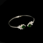 Bracciale rigido di design di lusso in argento sterling 925 con due pietre di tormalina verde naturale a taglio sfaccettato quadrato e accenti di zirconi.