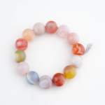 Bracelet au design flexible composé de perles extra-larges de 15 à 16 mm d'agate originale du Yémen et d'agate colorée de Madagascar.