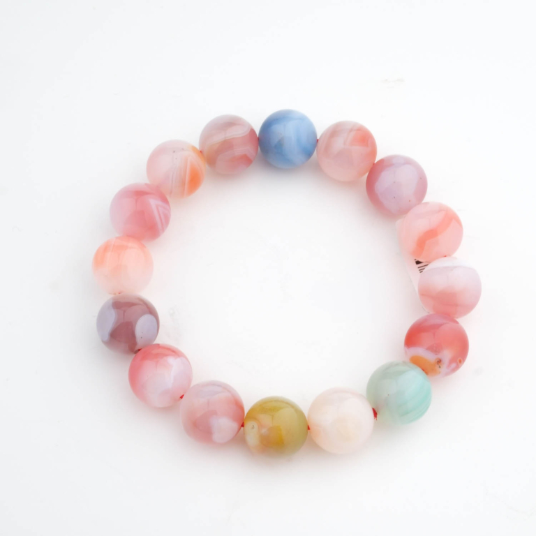 Bracelet au design flexible composé de grosses perles de 13 à 14 mm d'agate originale du Yémen et d'agate colorée de Madagascar.