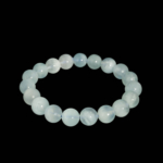 Flexibles Natursteinarmband aus 10-11mm runden, glatten, halbtransparenten hellblauen Aquamarinperlen.
