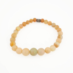 Bracelet flexible en pierre naturelle fait de perles rondes d'opale graduees montrant des effets de jeu de couleurs vibrants.