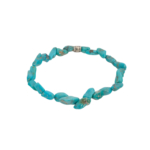 Bracelet flexible en pierre naturelle fait de éclats de turquoise asymétriques organiques avec une entretoise argentée.