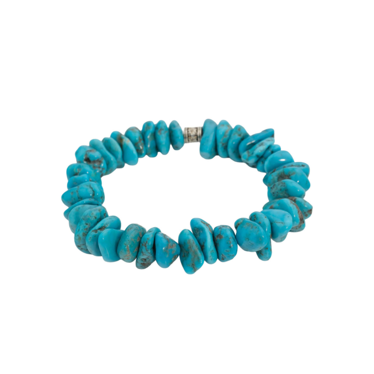 Pulsera flexible de piedra natural hecha de fragmentos de turquesa asimétricos orgánicos con un separador plateado.