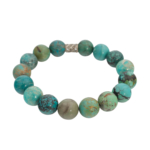 Pulsera flexible de piedra natural hecha de cuentas grandes y redondas de turquesa veteada con un separador plateado.