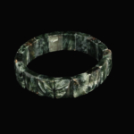 Bracelet flexible unisexe de coupe rolex fabrique en seraphinite naturelle originale avec des motifs argentes en forme de plumes.